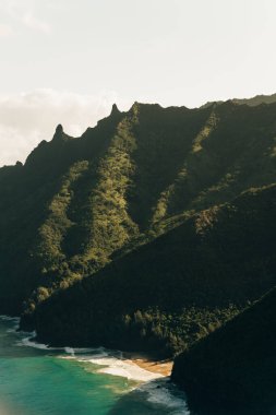 Hawaii Kauai Na Pali sahil manzarası helikopterden. Tenha turistik plajlı doğa sahili dramatik dağları. ABD 'ye. Yüksek kalite fotoğraf