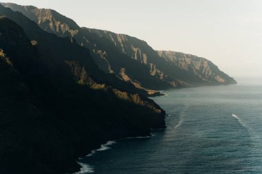 Hawaii Kauai Na Pali sahil manzarası helikopterden. Tenha turistik plajlı doğa sahili dramatik dağları. ABD 'ye. Yüksek kalite fotoğraf