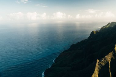Hawaii 'deki Kauai adasının batı tarafındaki Pasifik' in Waimea Kanyonu Büyük Kanyonu 'nun havadan görünüşü. Yüksek kalite fotoğraf