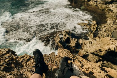 Poipu, Kauai, Hawaii, ABD 'deki Mahaulepu Heritage Trail' in uçurumlarından Pasifik Okyanusu manzarası. Yüksek kalite fotoğraf
