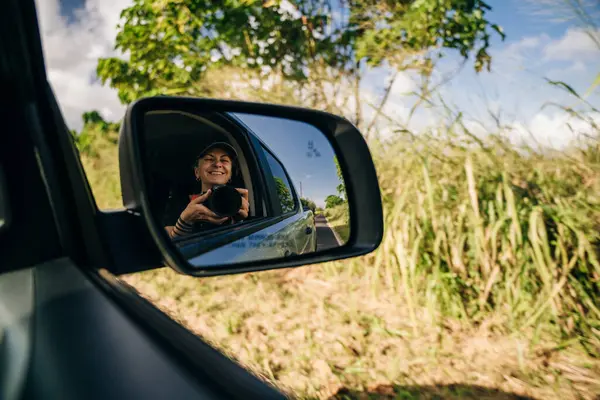 Hawaii 'de arabayla seyahat eden mutlu güzel kız. Yüksek kalite fotoğraf