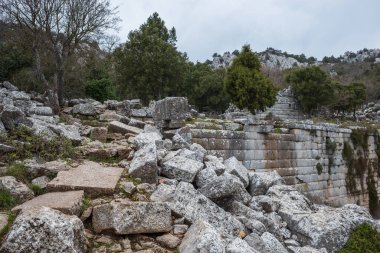 Termessos 'taki yıkık dökük spor salonu ve hamam binası. Türkiye 'nin Antalya ilinin antik kenti harabeye döndü. Yüksek kalite fotoğraf