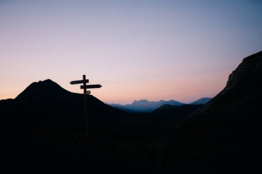 Pireneler 'de inanılmaz bir gün doğumu. Yüksek kalite fotoğraf