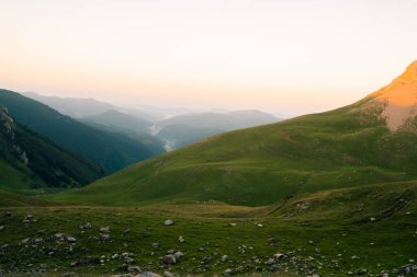 Pireneler 'de inanılmaz bir gün doğumu. Yüksek kalite fotoğraf