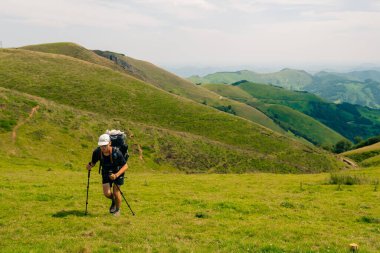 Pireneler 'de kırsal alan yürüyüşçüsü, Fransa' da Pireneler. Yüksek kalite fotoğraf