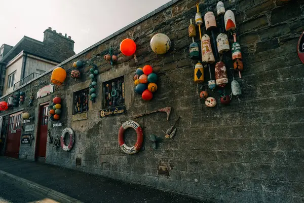 2 Mayıs 2023 'te İngiltere' deki evde büyük balıkçı tekneleri varmış. Yüksek kalite fotoğraf