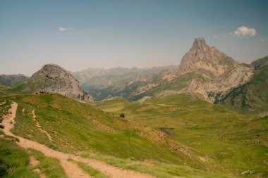Midi Dossau Tepesi Gentau Gölü 'ne yansıdı. Ossau Vadisi, Pireneler Ulusal Parkı, Pireneler, Fransa. Yüksek kalite fotoğraf