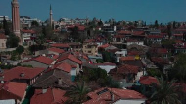 Antalya, Türkiye - Antalya 'nın Kaleici ilçesinin Dar Caddesi, 2023 Mayıs. Yüksek kaliteli FullHD görüntüler