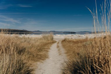 Kaliforniya, Mono Gölü 'ndeki su yüzeyine yansıyan Tufa kolonları. Yüksek kalite fotoğraf