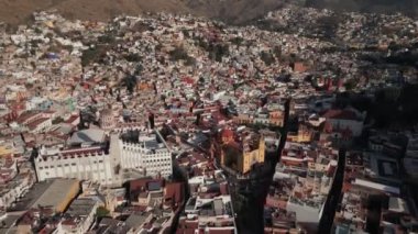 İHA, Meksika 'daki Guanajuato Şehir Merkezi' nin üzerinde gündüz vakti Katolik Kilisesi, Üniversite Binaları 'nda uçuyor. Yüksek kalite 4k görüntü
