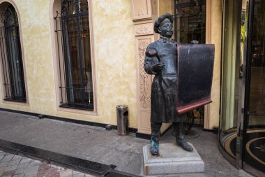 TBILISI, GEORGIA - Mayıs 2023 Tiflis 'te sokakta küçük bir heykel. Yüksek kalite fotoğraf