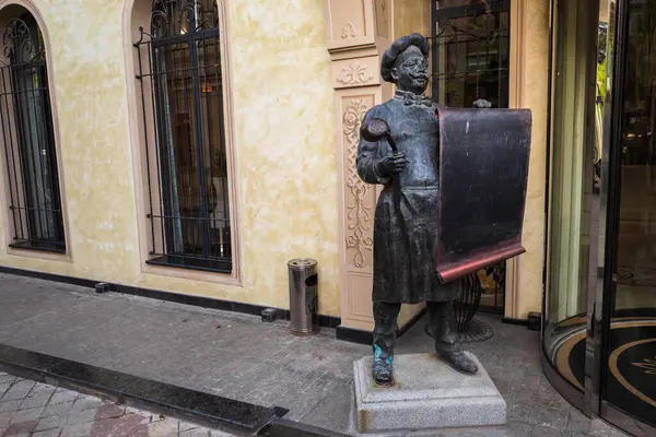 TBILISI, GEORGIA - Mayıs 2023 Tiflis 'te sokakta küçük bir heykel. Yüksek kalite fotoğraf