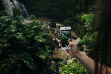 Turist yolculuğunda akıllı telefondan fotoğraf çekimi. Yüksek kalite fotoğraf