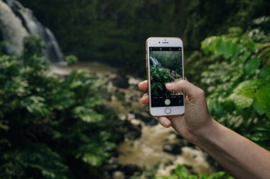 Turist yolculuğunda akıllı telefondan fotoğraf çekimi. Yüksek kalite fotoğraf