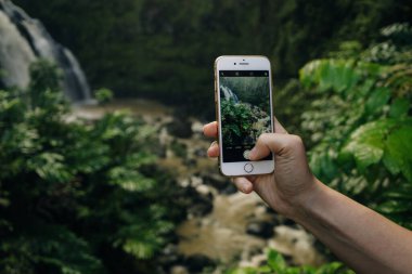 Turist yolculuğunda akıllı telefondan fotoğraf çekimi. Yüksek kalite fotoğraf
