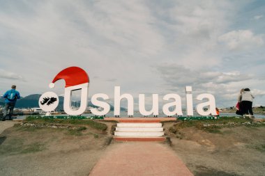 Ushuaia, Tierra del Fuego, Arjantin - 2 Ocak 2024 Birçok insan Ushuaia turist tabelasında. Yüksek kalite fotoğraf