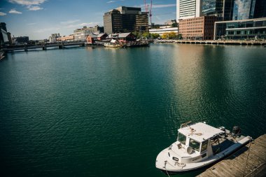 Güneşli bir günde Boston şehir manzarası, şehir merkezindeki limandan manzara, Massachusetts, ABD. Yüksek kalite fotoğraf