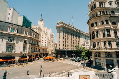 Buenos Aires, Arjantin 'de 2 Aralık 2023' te binalarla kesişen bir cadde. Yüksek kalite fotoğraf