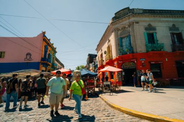 Caminito, La Boca 'daki tipik renkli bina turistler, Buenos Aires, Arjantin - 2 Aralık 2023. Yüksek kalite fotoğraf