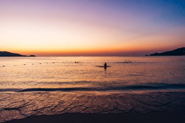 Twilight at kata plajı, Phuket, Tayland. Yüksek kalite fotoğraf