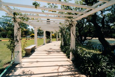 Buenos Aires, Arjantin - 2 Aralık 2023 Bosques de Palermo Park 'taki Rosedal manzarası. Palermo Orman Parkı. Yüksek kalite fotoğraf
