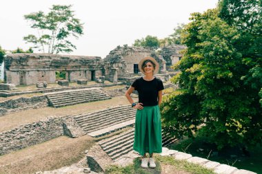 Eski Maya harabelerine bakan şapkalı bir yürüyüşçü. Yüksek kalite fotoğraf