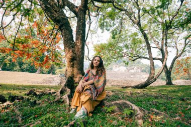 Antik Maya harabelerine bakan yürüyüşçü kadın. Yüksek kalite fotoğraf