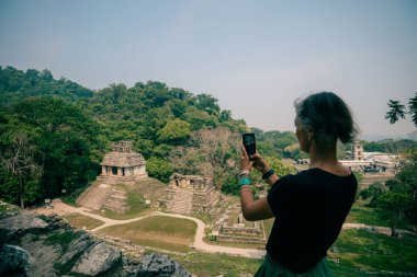 Antik Maya harabelerine bakan yürüyüşçü kadın. Yüksek kalite fotoğraf
