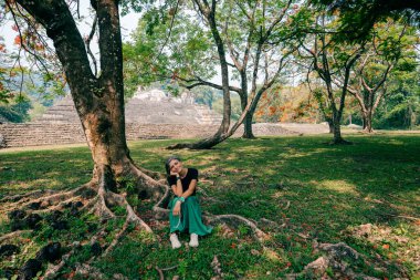 Antik Maya harabelerine bakan yürüyüşçü kadın. Yüksek kalite fotoğraf