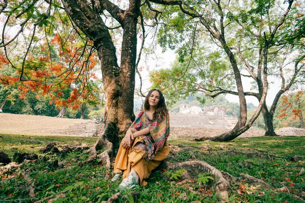 Antik Maya harabelerine bakan yürüyüşçü kadın. Yüksek kalite fotoğraf
