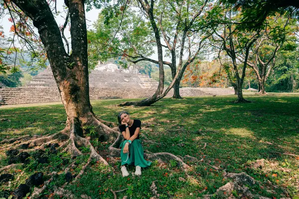 Antik Maya harabelerine bakan yürüyüşçü kadın. Yüksek kalite fotoğraf
