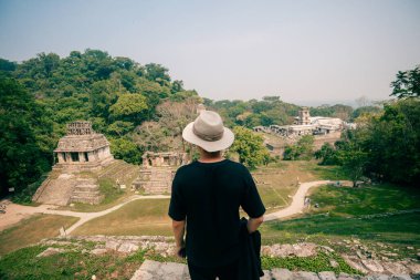 Eski Maya harabelerine bakan şapkalı bir yürüyüşçü. Yüksek kalite fotoğraf