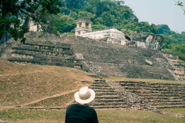 Eski Maya harabelerine bakan şapkalı bir yürüyüşçü. Yüksek kalite fotoğraf