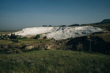 Pamukkale 'deki doğal travertin havuzları ve terasları. Türkiye 'nin güneybatısındaki pamuk kale. Yüksek kalite fotoğraf