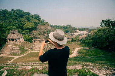 Eski Maya harabelerine bakan şapkalı bir yürüyüşçü. Yüksek kalite fotoğraf