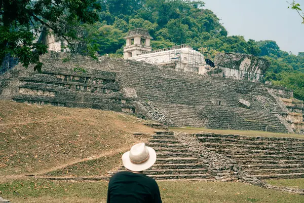 Eski Maya harabelerine bakan şapkalı bir yürüyüşçü. Yüksek kalite fotoğraf