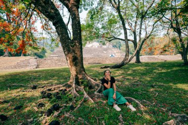 Antik Maya harabelerine bakan yürüyüşçü kadın. Yüksek kalite fotoğraf