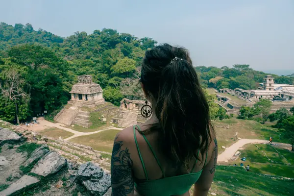 Antik Maya harabelerine bakan yürüyüşçü kadın. Yüksek kalite fotoğraf