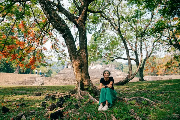 Antik Maya harabelerine bakan yürüyüşçü kadın. Yüksek kalite fotoğraf