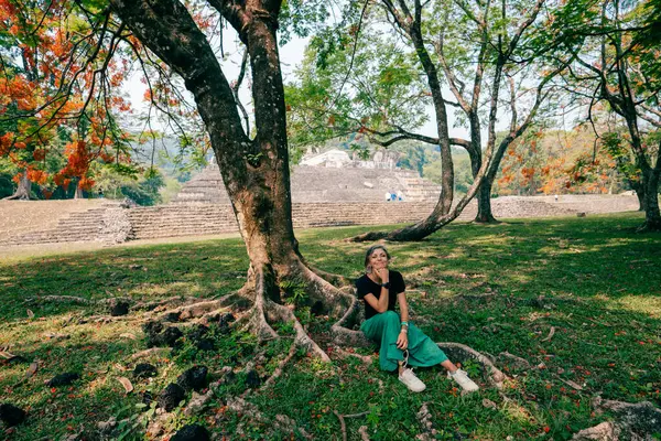 Antik Maya harabelerine bakan yürüyüşçü kadın. Yüksek kalite fotoğraf