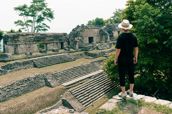 Eski Maya harabelerine bakan şapkalı bir yürüyüşçü. Yüksek kalite fotoğraf