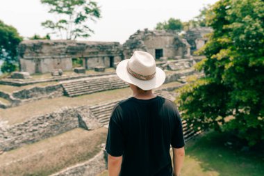 Eski Maya harabelerine bakan şapkalı bir yürüyüşçü. Yüksek kalite fotoğraf