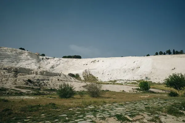 Pamukkale 'deki doğal travertin havuzları ve terasları. Türkiye 'nin güneybatısındaki pamuk kale. Yüksek kalite fotoğraf