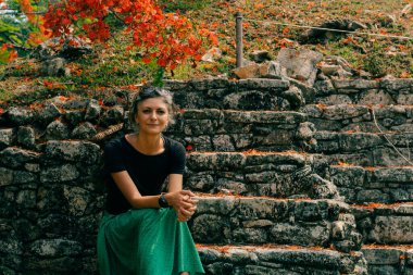 Antik Maya harabelerine bakan yürüyüşçü kadın. Yüksek kalite fotoğraf