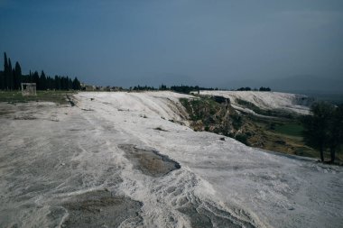 Pamukkale 'deki doğal travertin havuzları ve terasları. Türkiye 'nin güneybatısındaki pamuk kale. Yüksek kalite fotoğraf