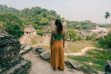 Antik Maya harabelerine bakan yürüyüşçü kadın. Yüksek kalite fotoğraf