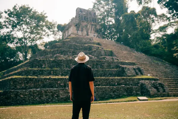 Eski Maya harabelerine bakan şapkalı bir yürüyüşçü. Yüksek kalite fotoğraf