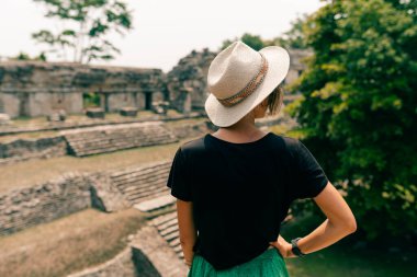 Eski Maya harabelerine bakan şapkalı bir yürüyüşçü. Yüksek kalite fotoğraf