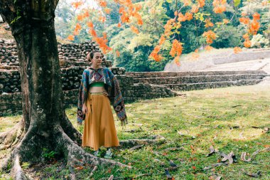 Yürüyüşe çıkmış Meksikalı pançolu genç bir kızın portresi. Yüksek kalite fotoğraf
