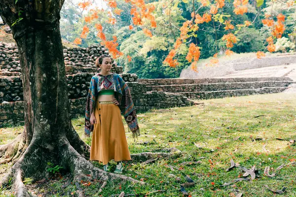 Yürüyüşe çıkmış Meksikalı pançolu genç bir kızın portresi. Yüksek kalite fotoğraf